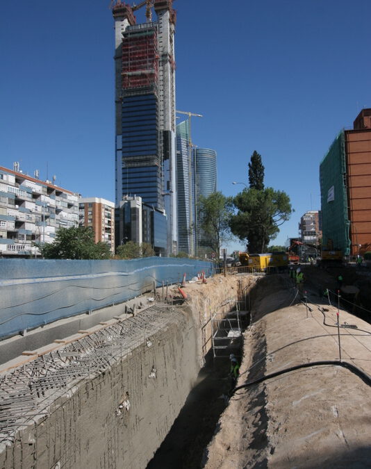 Acceso intercambiador Plaza Castilla: refuerzo de muro